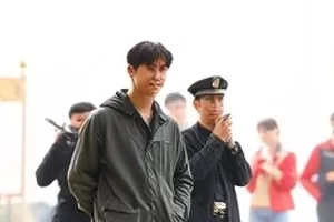 首映礼签到背板与错位摆放的立牌