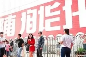 两组跟拍团队同时开机的分屏画面