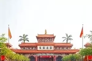 凌晨剪辑室里亮着的双屏与散落的便签
