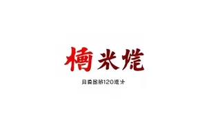 夜色直播间里主持人侧身通话的画面，镜头边缘有工作人员走动