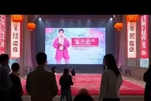 旧唱片店门口的木牌与黑胶陈列柜