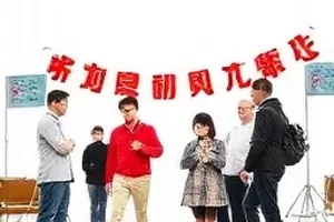夜风里贴在电线杆上的手写信纸特写