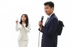 空荡舞台中央只剩一支立麦的彩排现场
